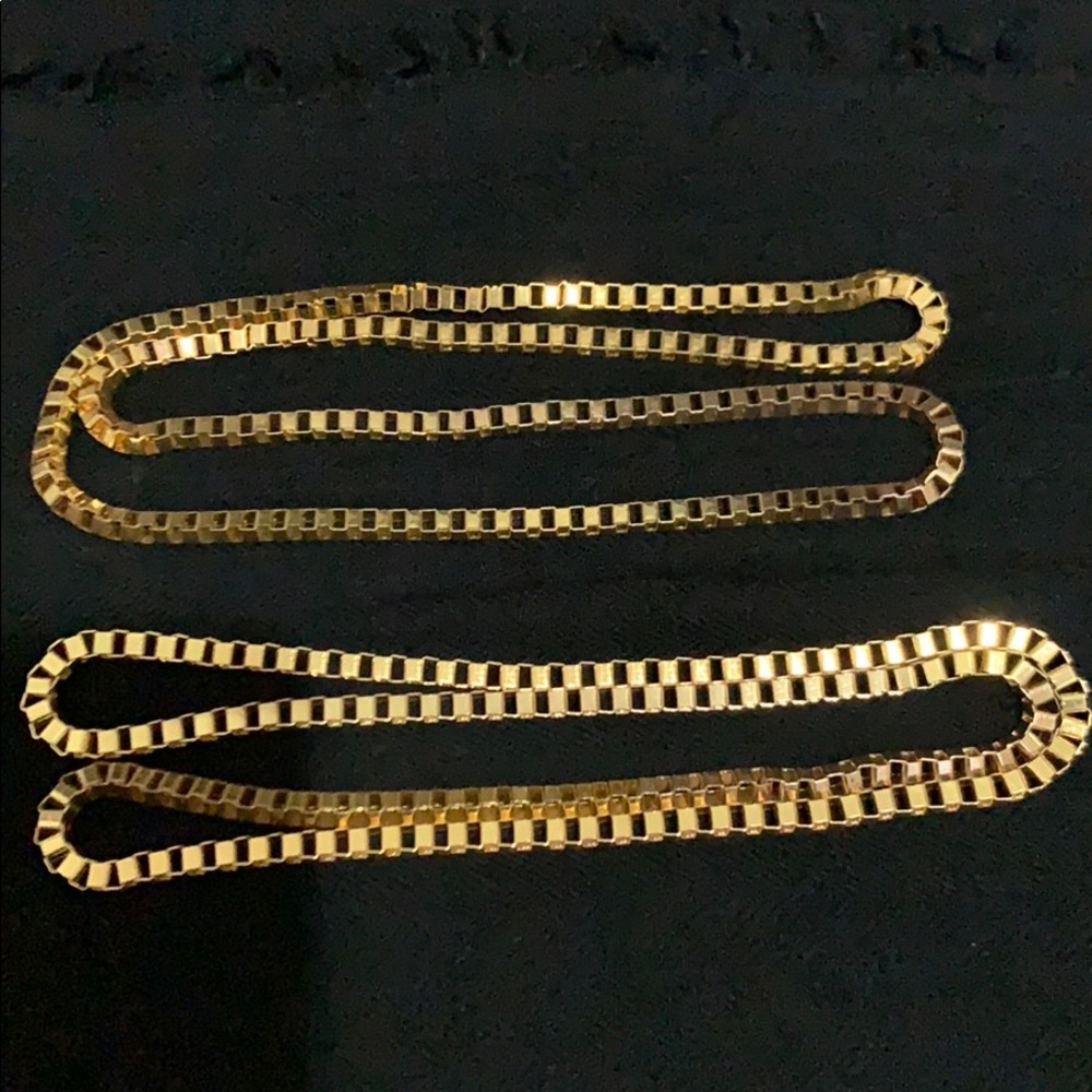2 gold chains. 2 for the price of 1.